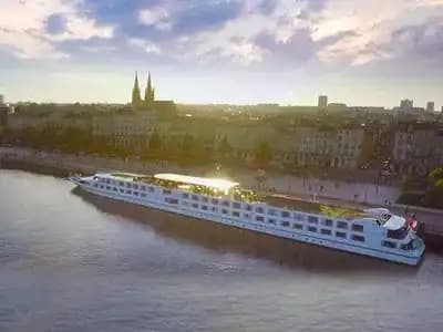 River Cruise vs Ocean Cruise: